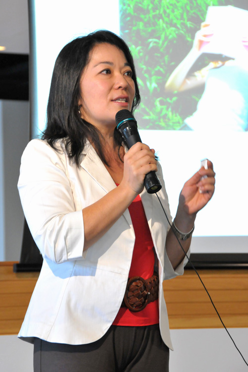 Valerie Khoo (@valeriekhoo) presenting at EDB2011 Writing Seminar